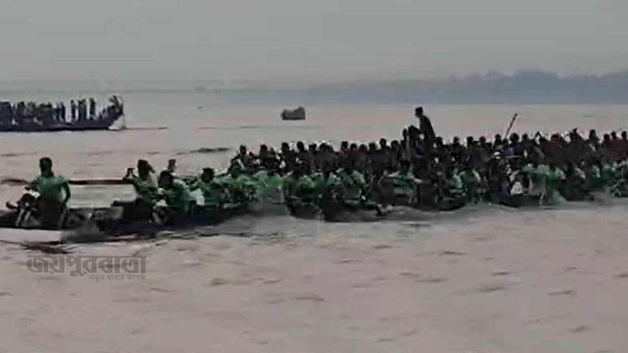 মধুমতী নদীতে নৌকা বাইচ, উৎসুক মানুষের ঢল