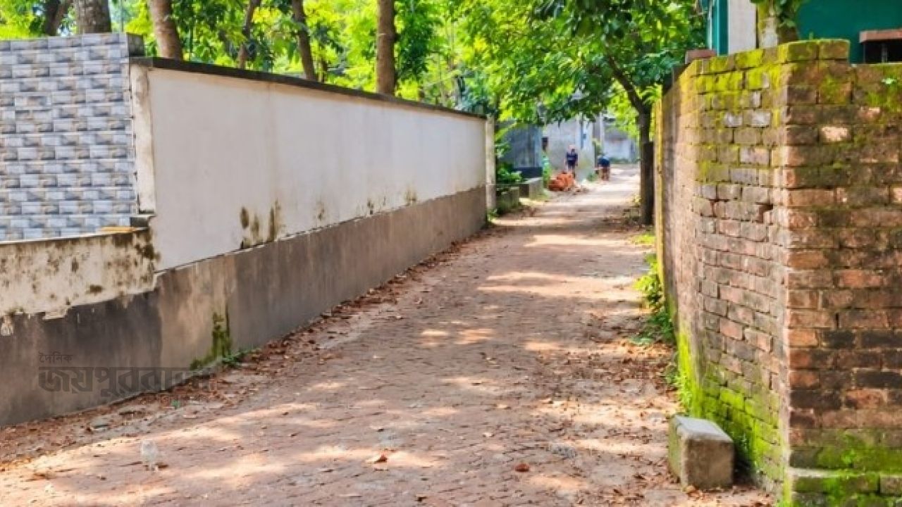 বিরামপুরে স্কুলের রাস্তা দখল করে প্রাচীর নির্মাণ 