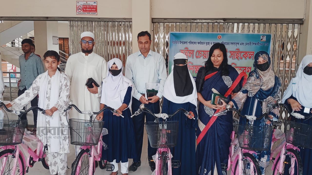 পাঁচবিবিতে শিক্ষার্থীদের মাঝে বাইসাইকেল ও অসহায় ব্যক্তিকে হুইল চেয়ার বিতরণ
