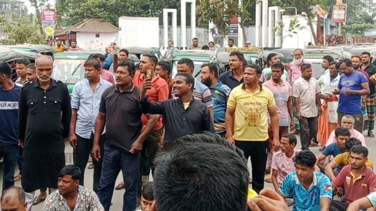 কুড়িগ্রামে সিএনজি  চালকদের বিভিন্ন দাবি নিয়ে  সড়ক অবরোধ