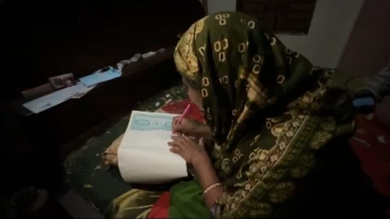 ‘কুফরি কালামের অভিযোগে তিন নারীকে জুতার মালায় ঘোরালো আপন দুই ভাই 