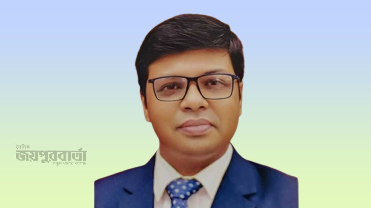৭০ বছরের বৃদ্ধের পাশে শেরপুরের ইউএনও সাইদুজ্জামান হিমু