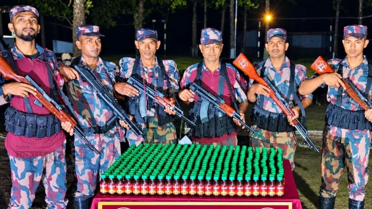 দিনাজপুরে বিজিবির অভিযানে বিপুল পরিমাণ সিরাপ জব্দ
