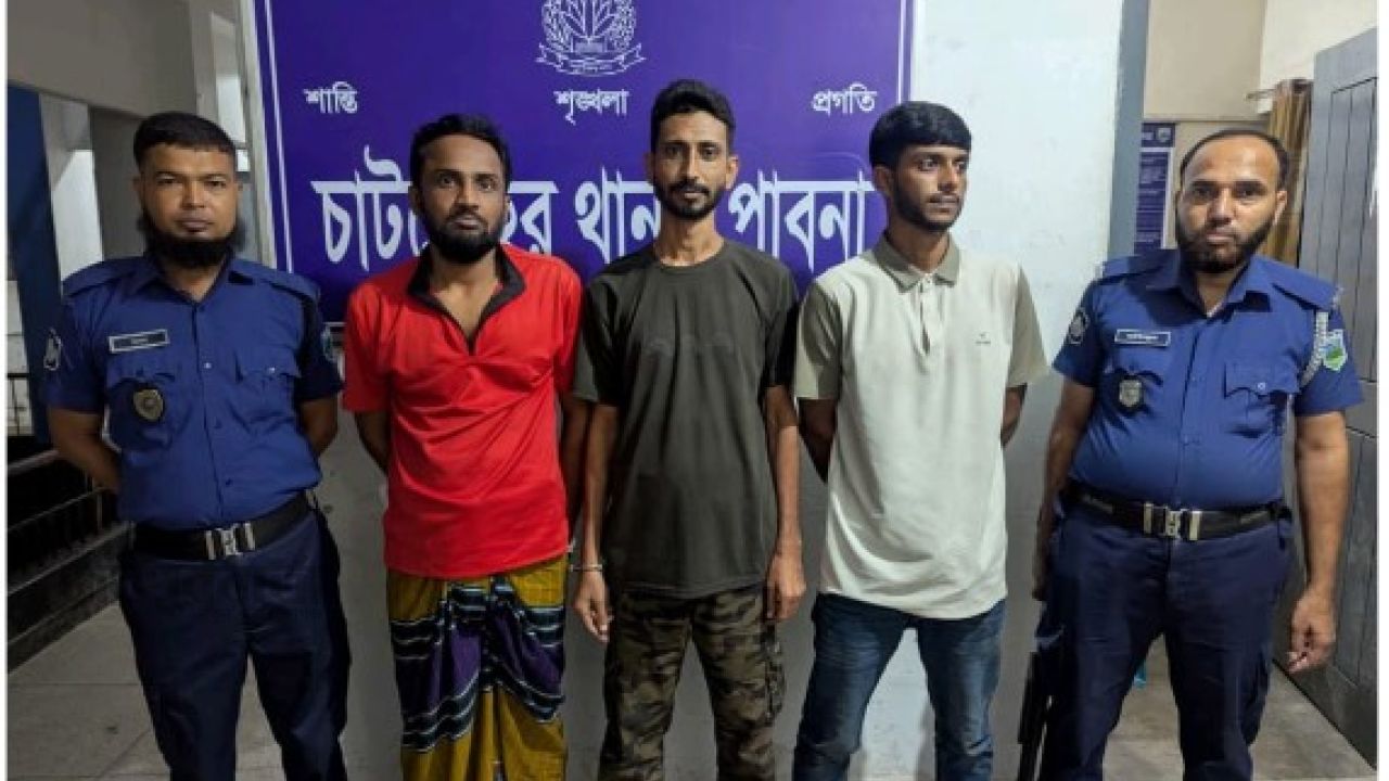 চাটমোহর থানা পুলিশের অভিযানে তিন মাদকসেবী ও এক বিক্রেতা আটক