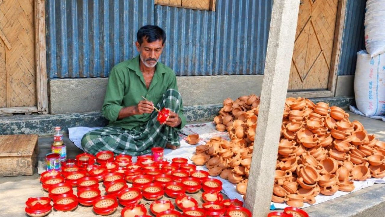ভাঙ্গুড়ায় দুর্গাপূজার মেলাকে ঘিরে ব্যস্ত মৃৎশিল্পীরা