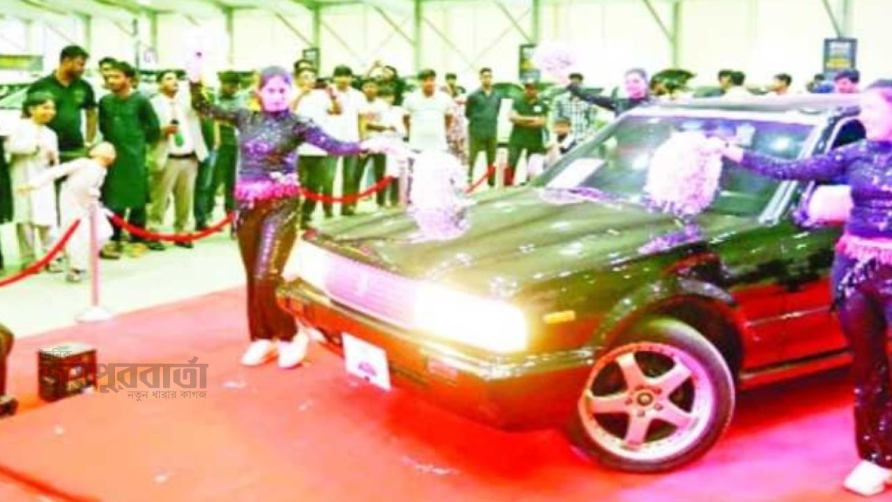 আইসিসিবিতে গাড়ি কেনাবেচার উৎসব, বৃষ্টিতেও উপচে পড়া ভিড় 
