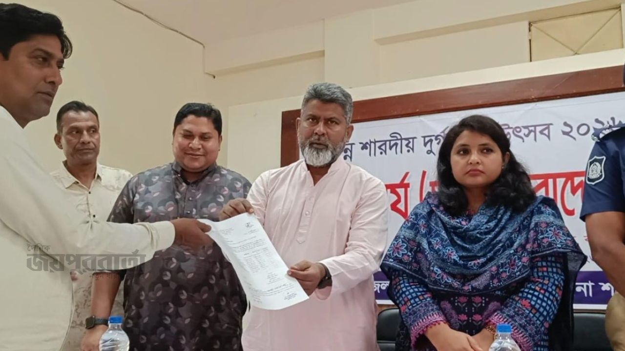 বদলগাছীতে ১০৮ দুর্গামন্দিরে ৬৪ মেট্রিক টন চাল বিতরণ