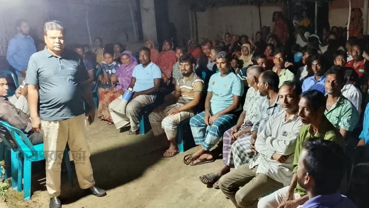 সাপাহারে আদিবাসীদের  সঙ্গে চেয়ারম্যান প্রার্থীর মতবিনিময় 