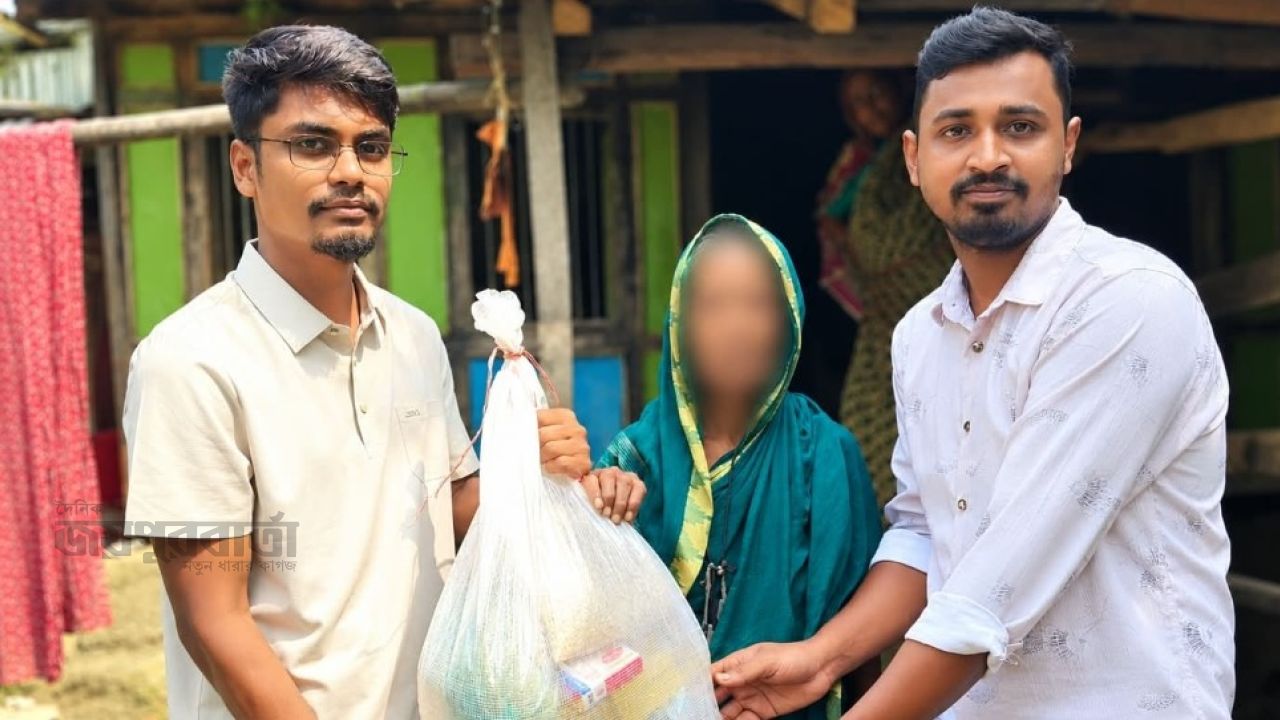 আমতলীতে অসহায় বৃদ্ধার পাশে স্বপ্নছোঁয়া,মানবিক সহায়তা