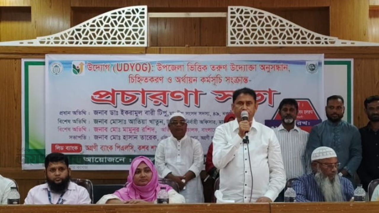 মান্দায় দুর্গাপূজার মণ্ডপে সরকারি অনুদানের ডিও ও নগদ অর্থ বিতরণ