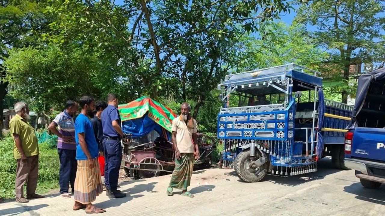 হিলিতে নসিমনের ধাক্কায় দুমড়েমুচড়ে গেল ইজিবাইক, আহত ৪
