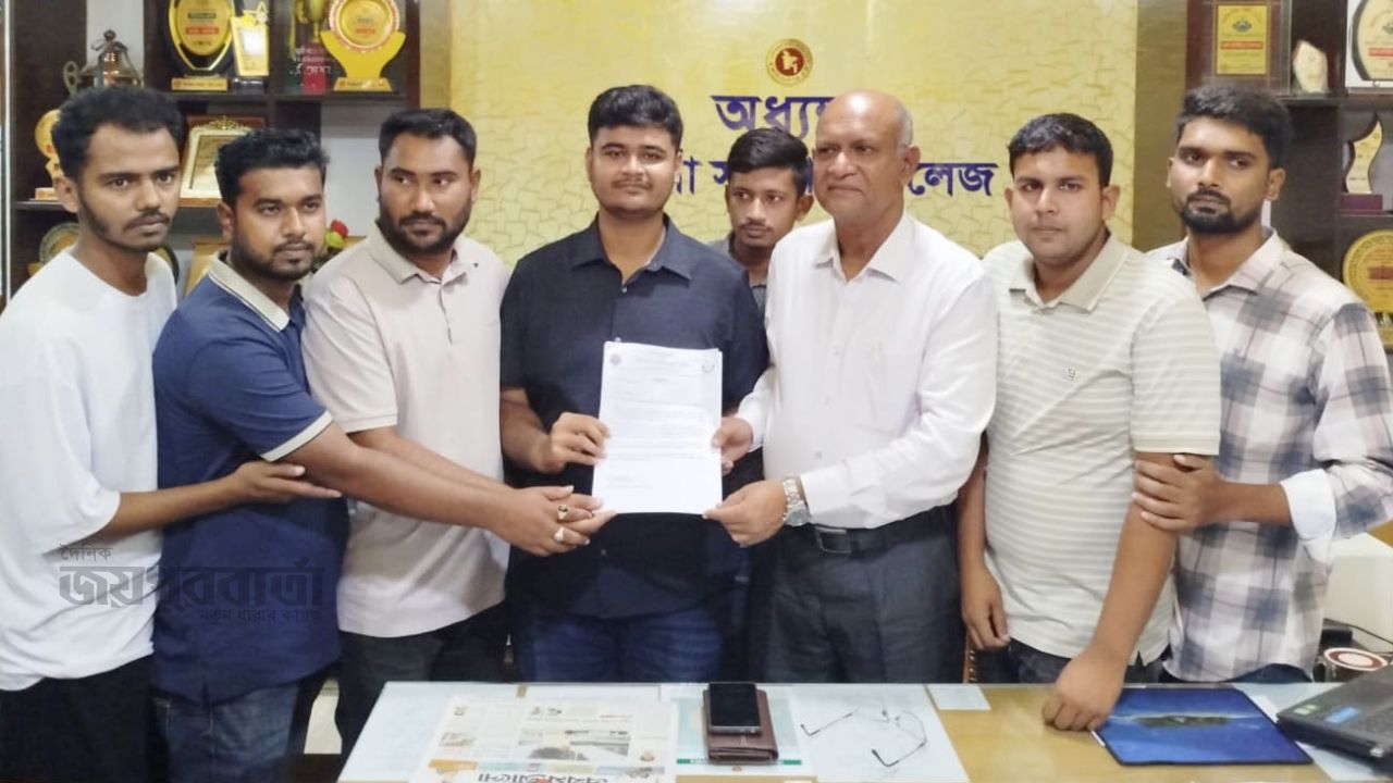 নওগাঁ সরকারি কলেজে ক্যান্টিনের দাবিতে বিক্ষোভ ও স্মারকলিপি প্রদান
