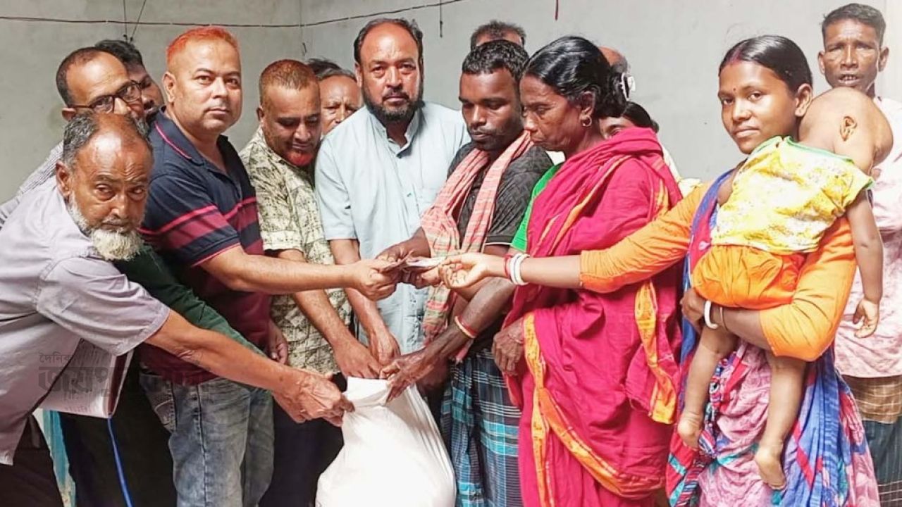 ধামইরহাটে দুর্গাপূজা উপলক্ষে চেয়ারম্যান প্রার্থীর চাল ও অর্থ বিতরণ
