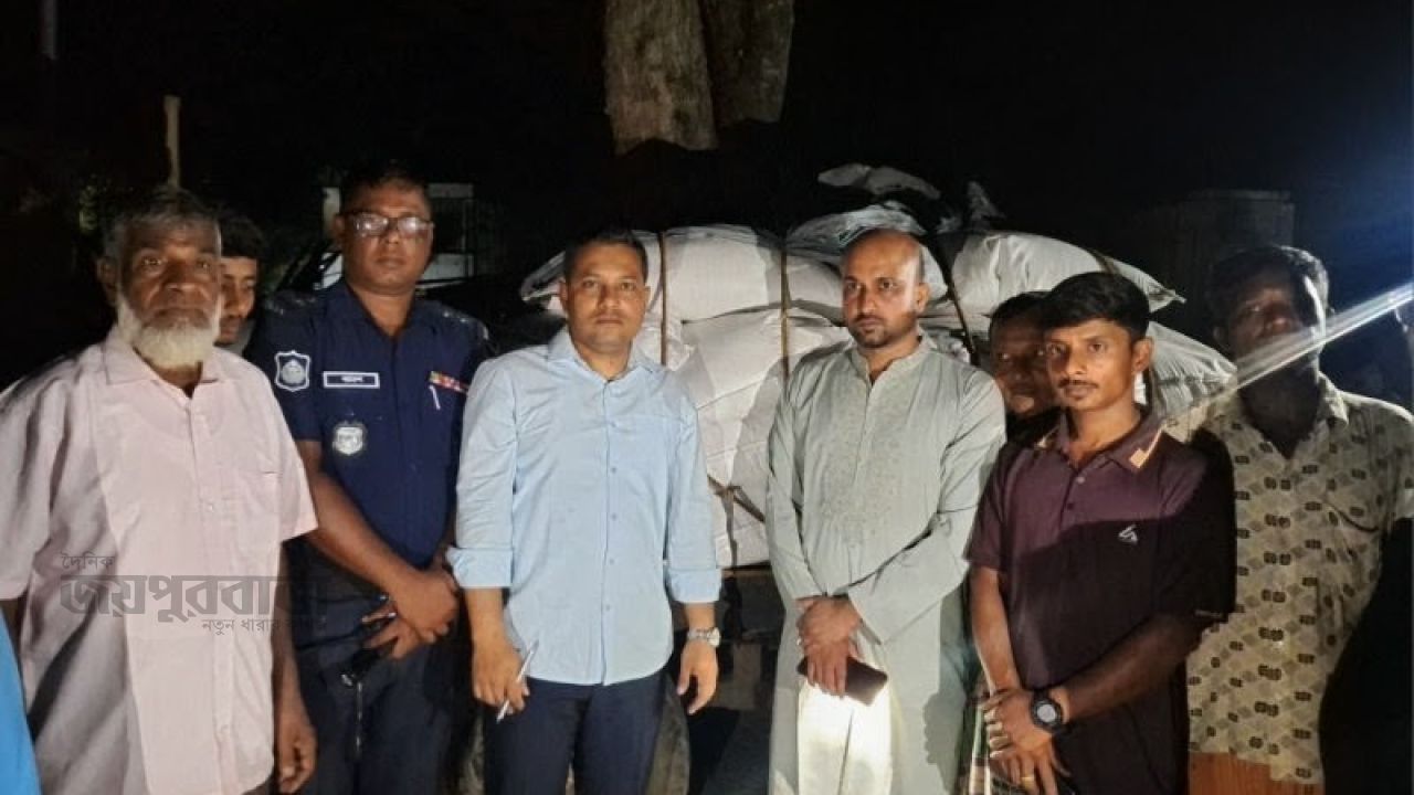 নওগাঁয় রাতে ১২০ বস্তা সার পাচারের চেষ্টা,আটক করল স্থানীয়রা
