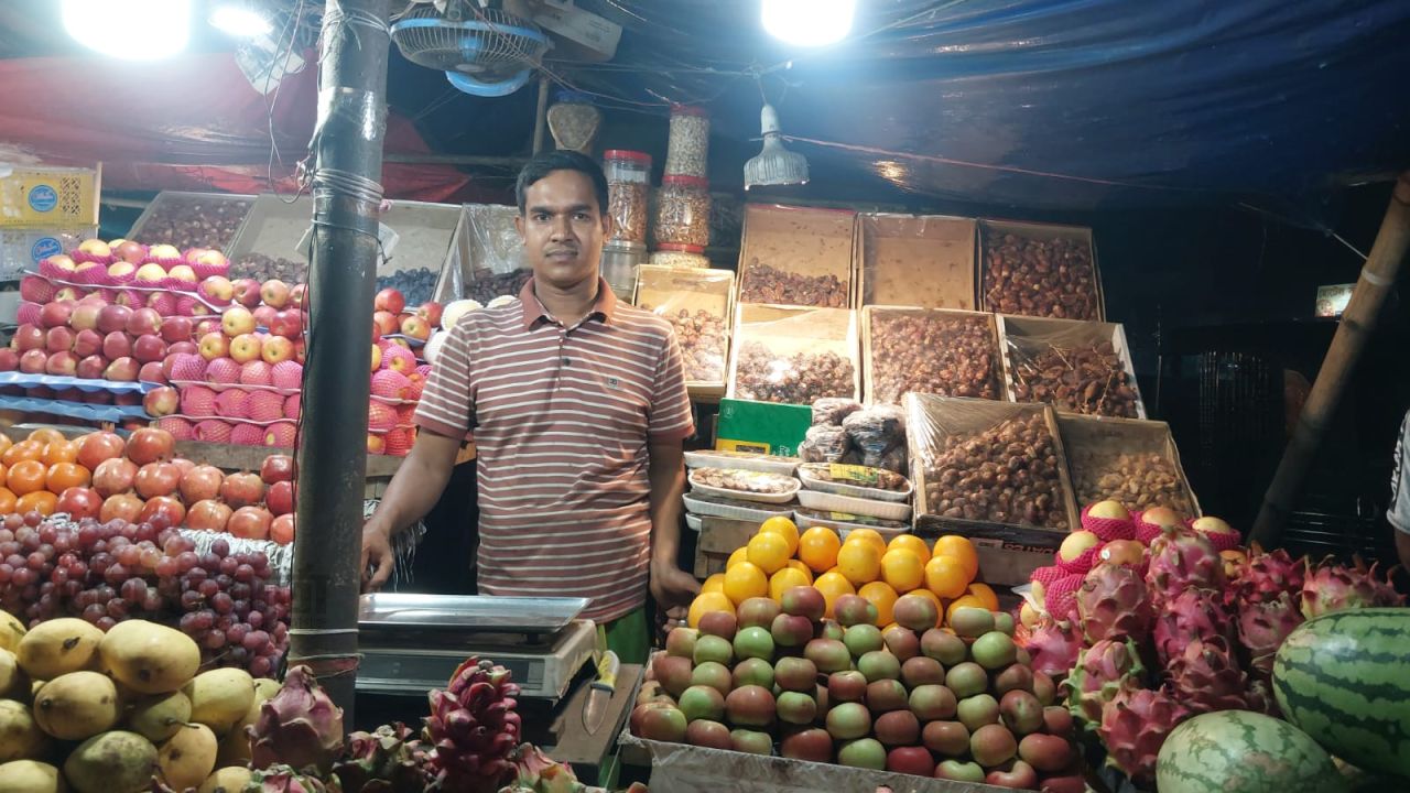 নরসিংদীতে রায়পুরাসহ বাজারে বাড়ছে ফলের দাম,বিপাকে ক্রেতারা