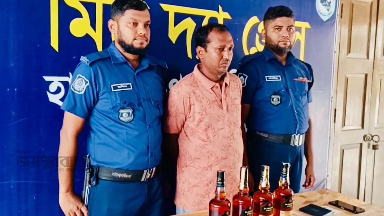 হিলিতে মদসহ আটক ভারতীয় পাসপোর্টধারী নাগরিক