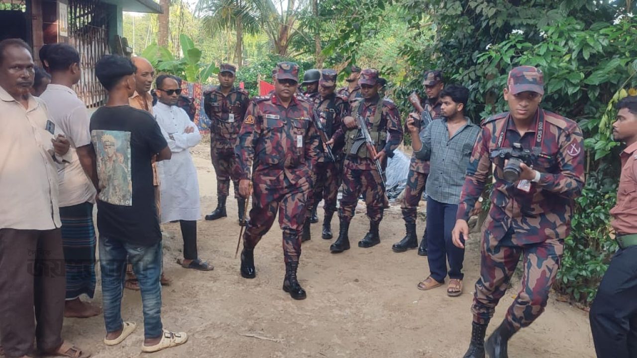 নাইক্ষ্যংছড়িতে নিরাপত্তা নিশ্চিতে পূজামণ্ডপ পরিদর্শনে ১১ বিজিবি