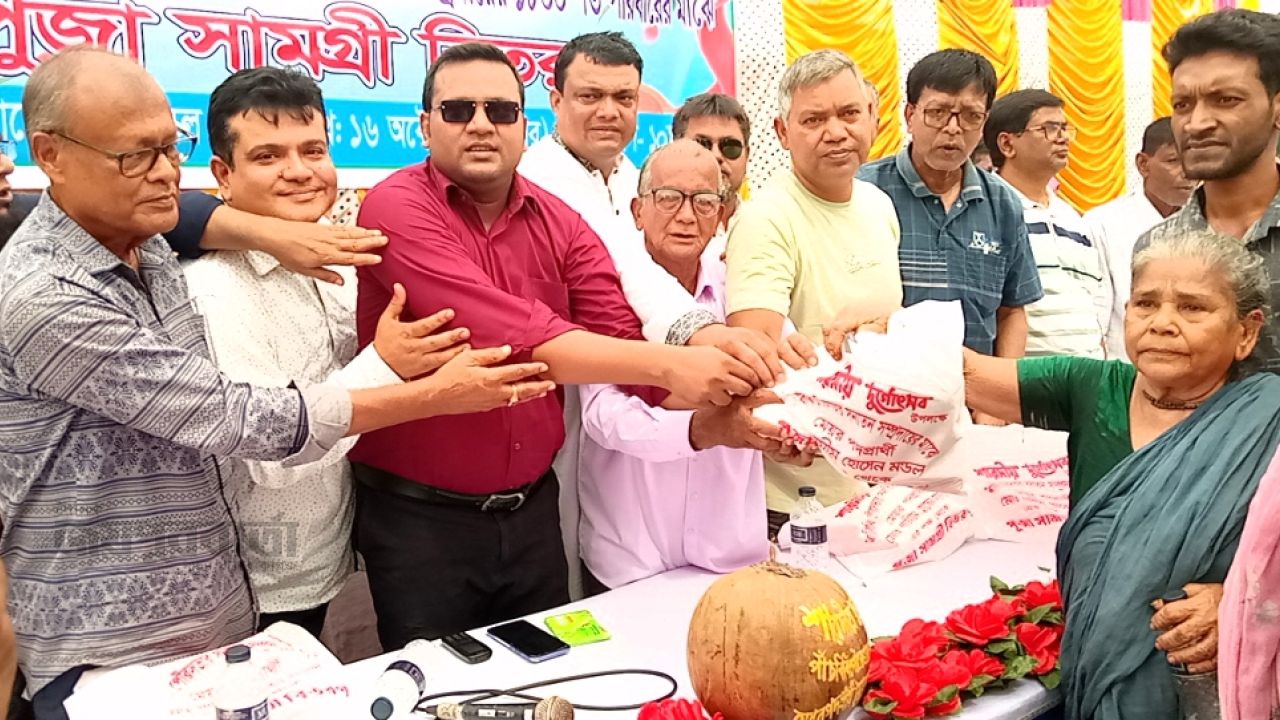 ‎পাঁচবিবিতে ১৮ শতাধিক পরিবারকে পূজার সামগ্রী বিতরণ 
