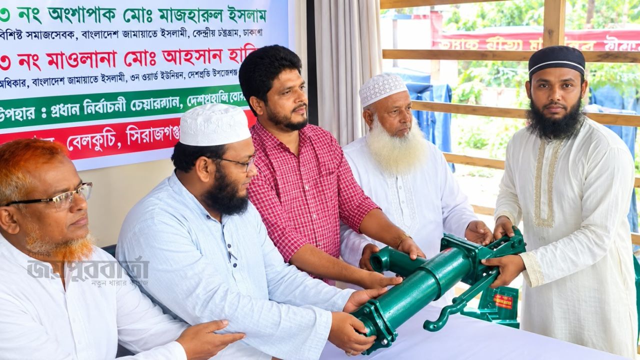 বেলকুচিতে সুপেয় পানির সংকট নিরসনে গভীর নলকূপ বিতরণ 