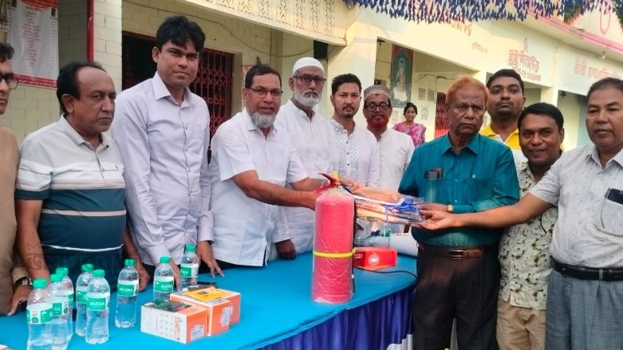 দুপচাঁচিয়ায় ৪৫টি পূজা মণ্ডপে বস্ত্র ও অগ্নিনির্বাপক সামগ্রী বিতরণ