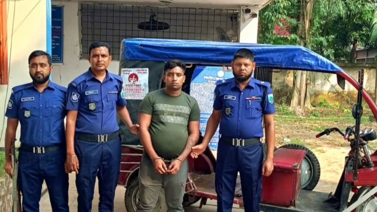 আত্রাইয়ে চোরাই চার্জার অটোরিকশাসহ আটক ১