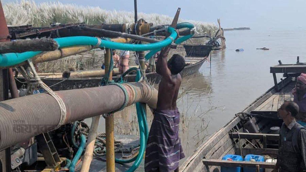 বাঘার আলাইপুর-গোকুলপুর ঘাটে বালু উত্তোলনে জরিমানা