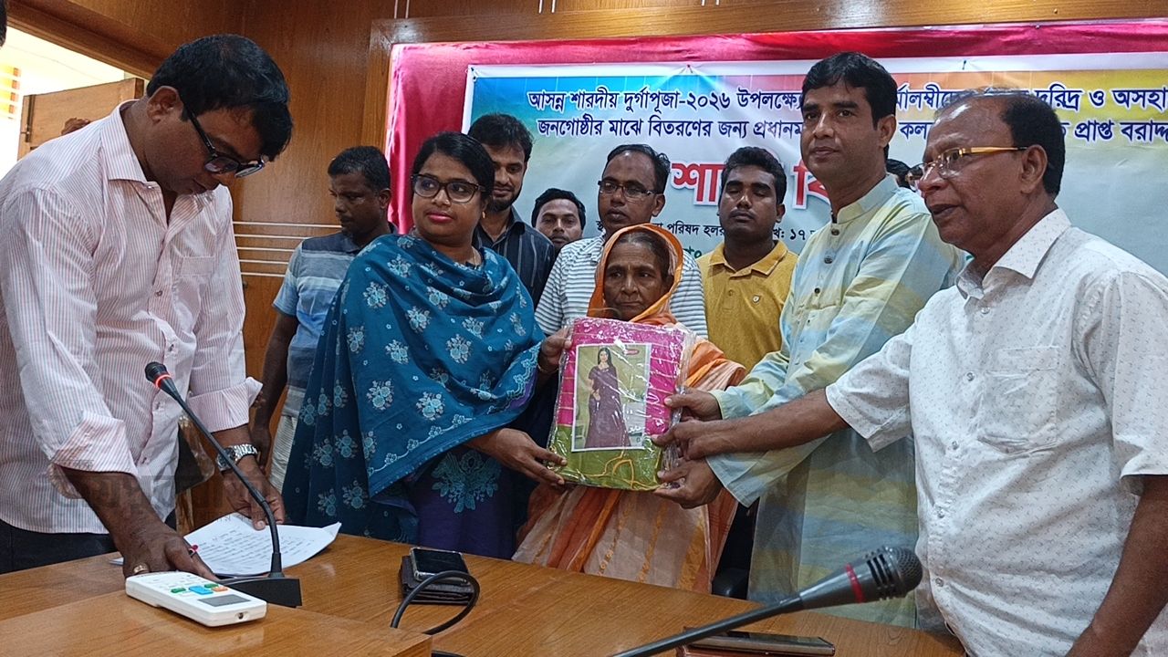 সাপাহারে শারদীয় দুর্গোৎসবে অসহায় নারীদের মাঝে শাড়ি বিতরণ 