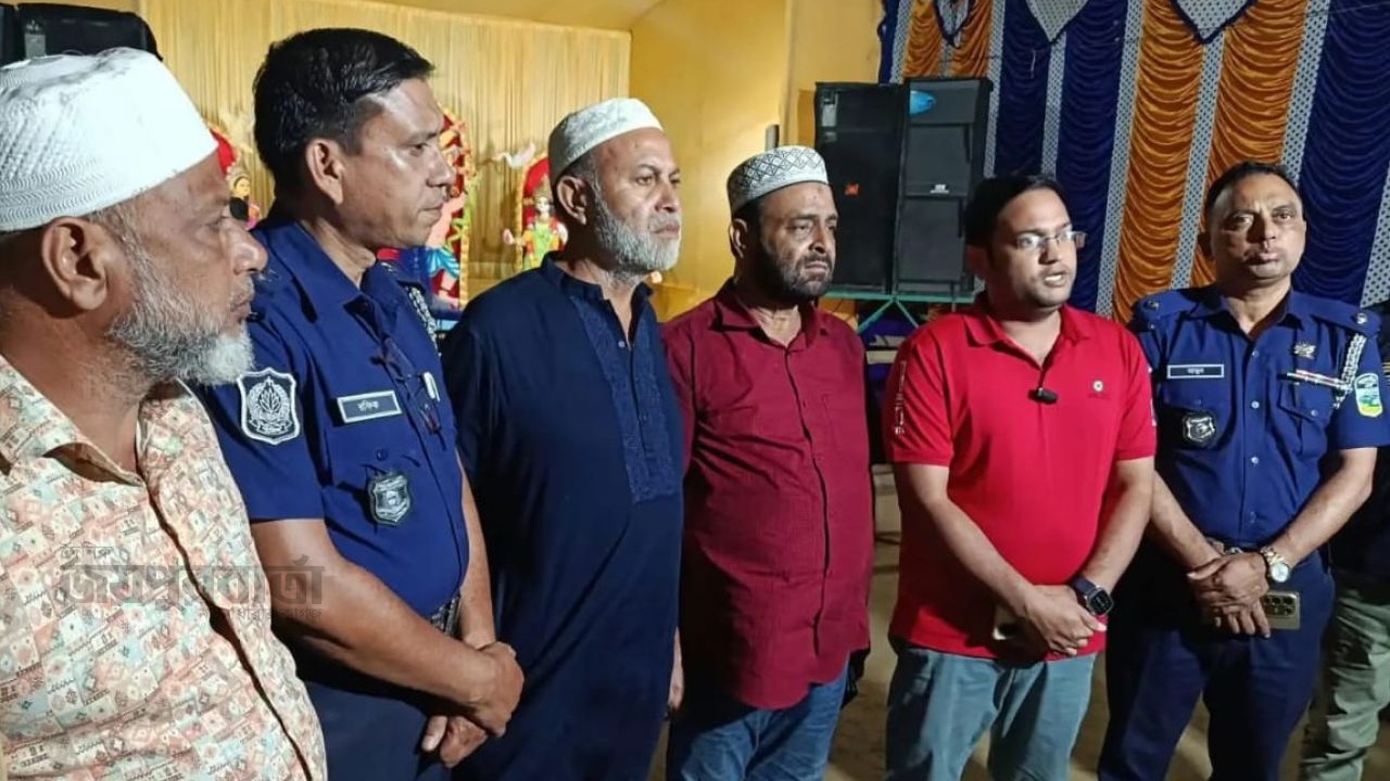 পূর্বধলার পূজা মণ্ডপ পরিদর্শনে ইউএনও-ওসি-পুলিশ প্রশাসন