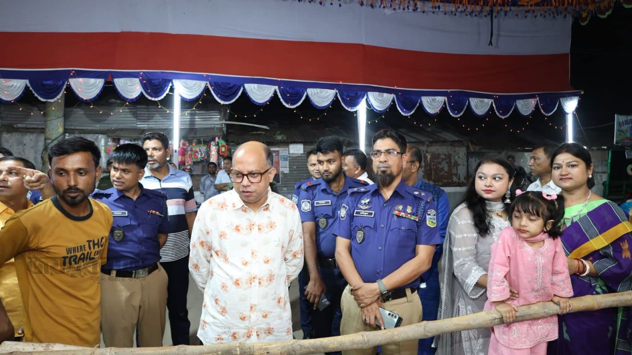 নেত্রকোণার বিভিন্ন পূজা মণ্ডপ পরিদর্শন করলেন পুলিশ সুপার 
