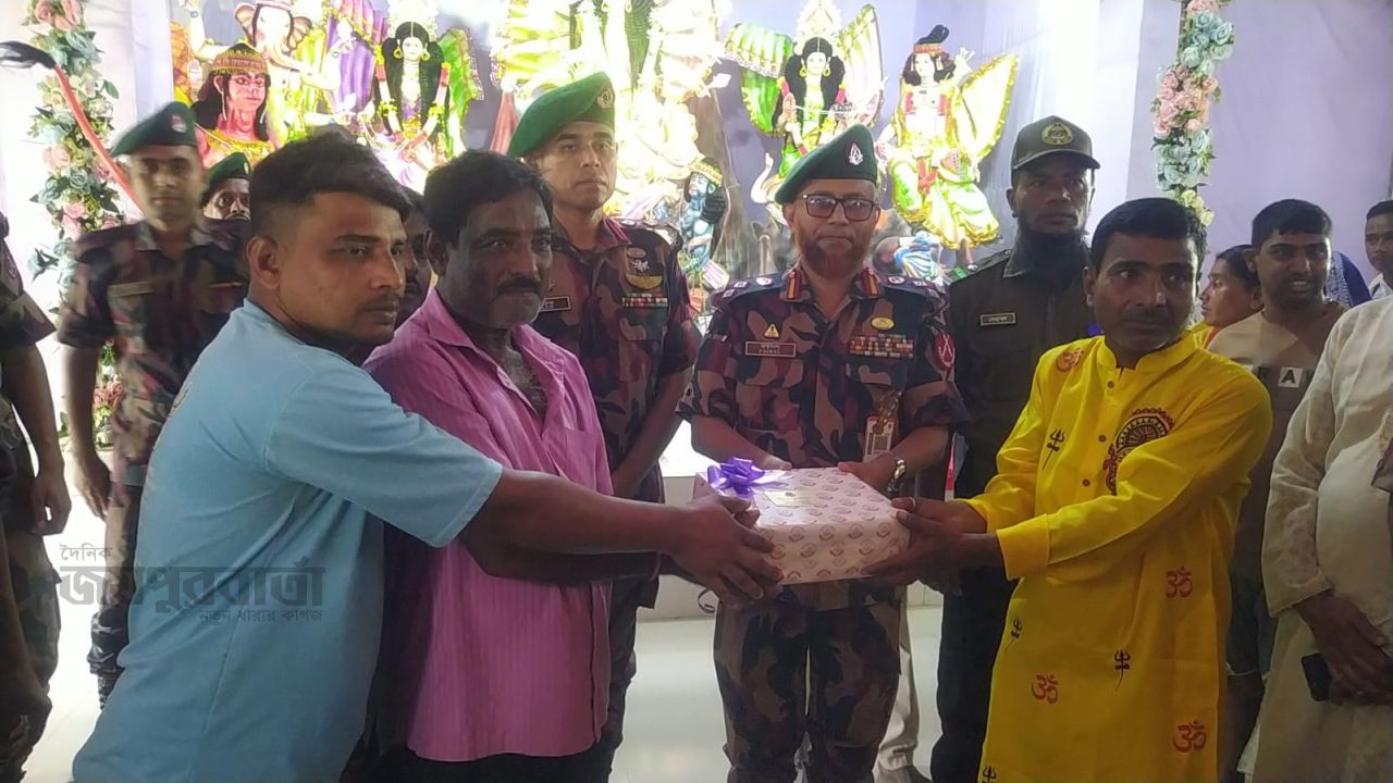 হিলিতে দুর্গাপূজা মণ্ডপ পরিদর্শনে বিজিবির সেক্টর কমান্ডার