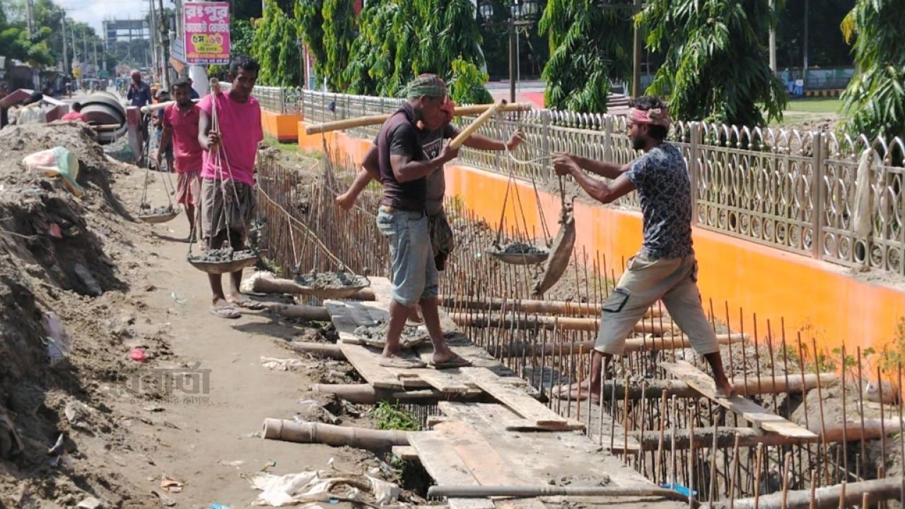 ডোমারে ড্রেন নির্মাণ কাজ দ্রুত গতিতে এগিয়ে চলছে
