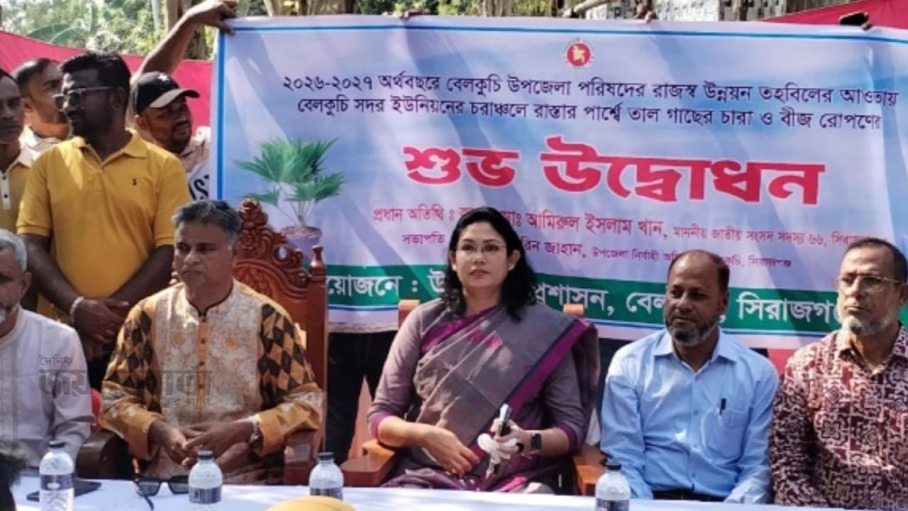 বেলকুচিতে রাস্তার পাশে তালগাছের বীজ রোপণ কার্যক্রমের উদ্বোধন 