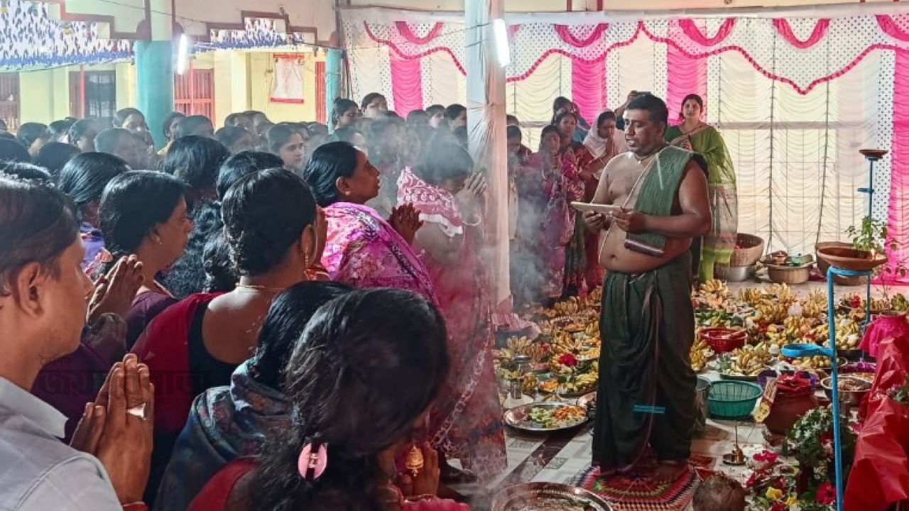 মহাষ্টমীতে মহাশ্মশান কালীবাড়ি কেন্দ্রীয় মন্দিরে ভক্তদের ঢল