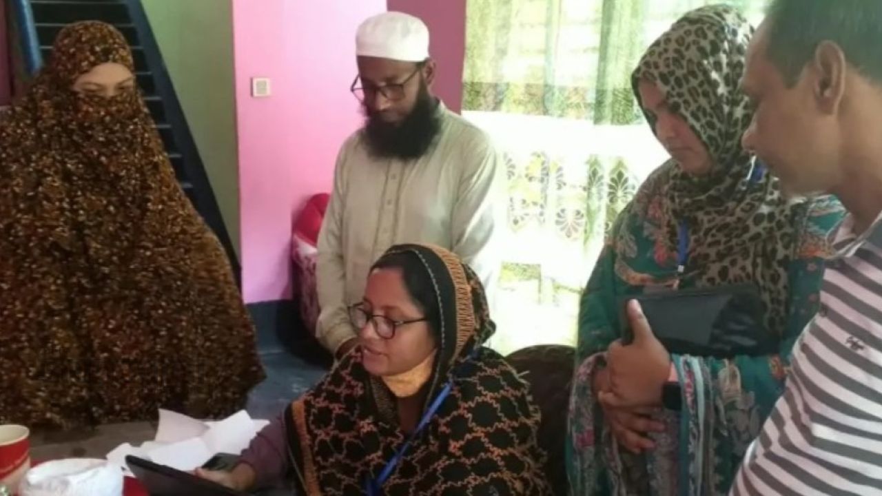 ঝিকরগাছায় ফ্যামিলি কার্ড কার্যক্রমে বাড়ি বাড়ি তথ্য সংগ্রহ শুরু 