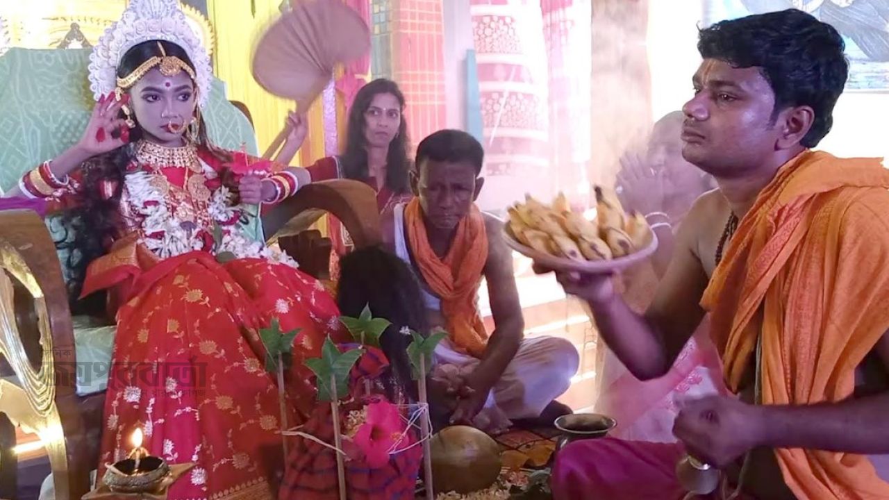 জয়পুরহাটে মহাসমারোহে মহাঅষ্টমীর কুমারী পূজা অনুষ্ঠিত  