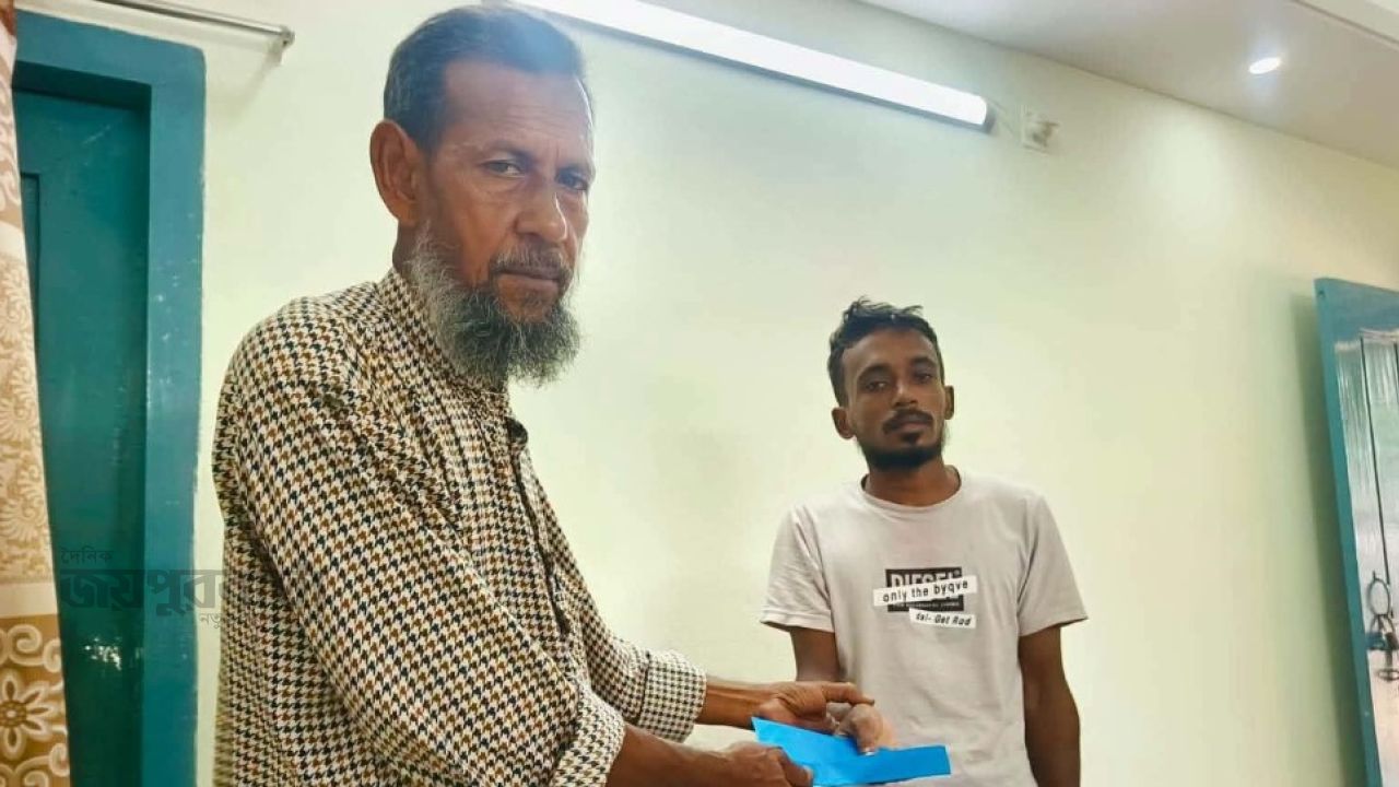 কাহালুতে কিডনি রোগে আক্রান্ত রাকিবের চিকিৎসায় এমপির আর্থিক সহায়তা