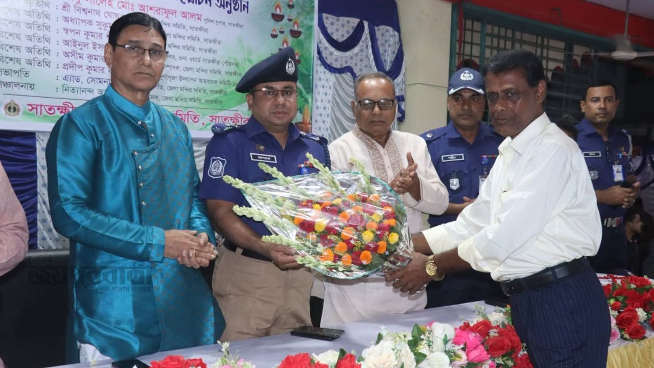 সাতক্ষীরার বিভিন্ন পূজামণ্ডপ পরিদর্শন করলেন পুলিশ সুপার