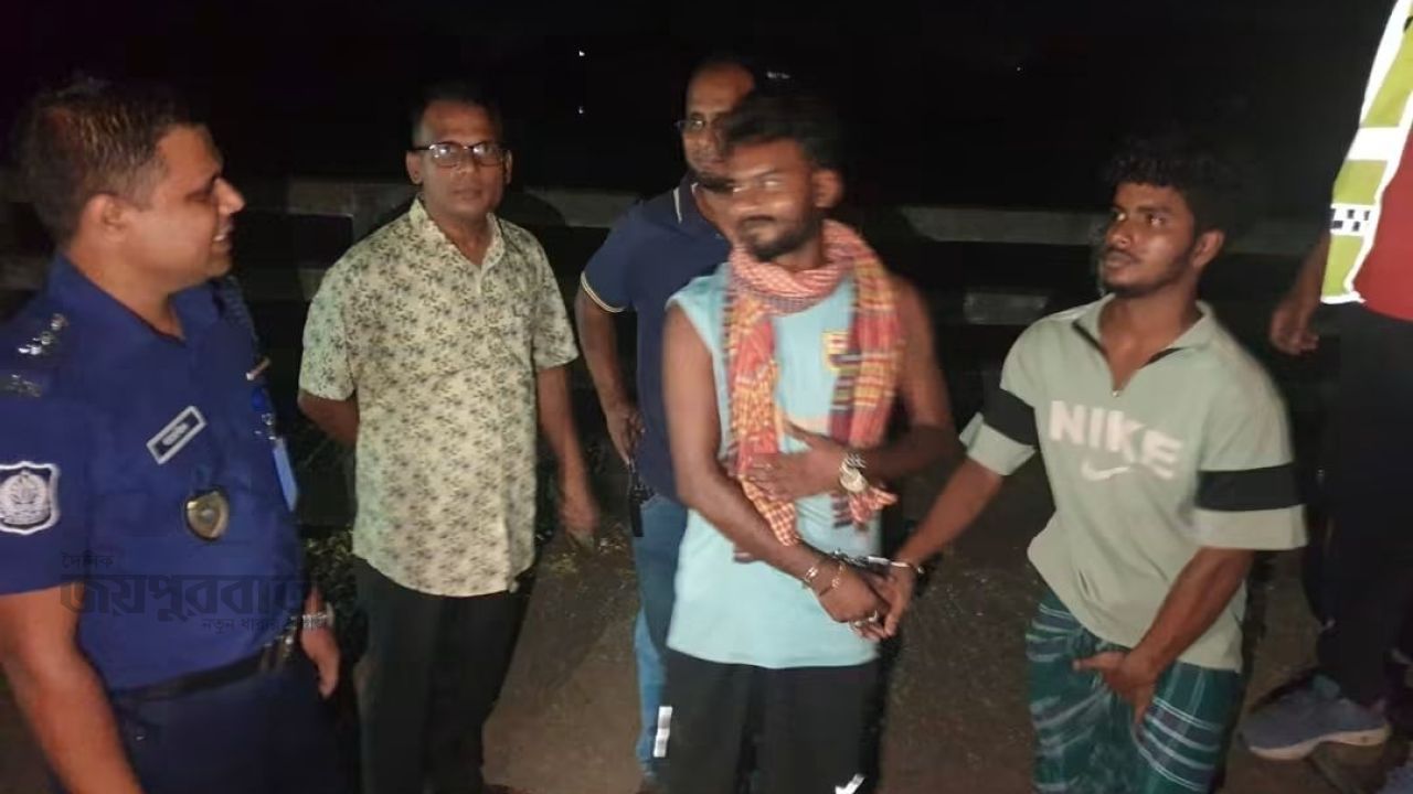 রায়পুরায় বিদেশি পিস্তল,গুলি ও মোটরসাইকেলসহ দুই যুবক গ্রেপ্তার