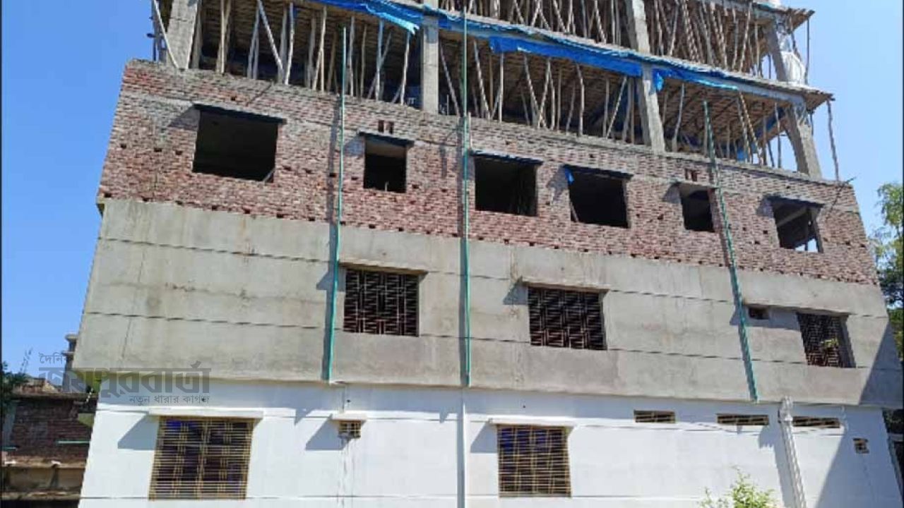 রাজশাহীতে পুকুর ভরাট করে ছয়তলা ভবন নির্মাণের অভিযোগ