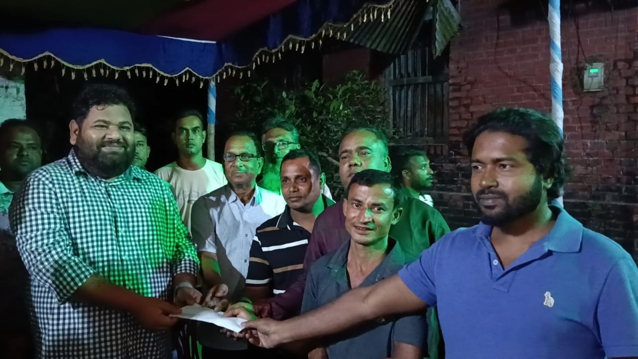 ছাতিয়ানগ্রামে চেয়ারম্যান প্রার্থীর পূজামণ্ডপ পরিদর্শন 
