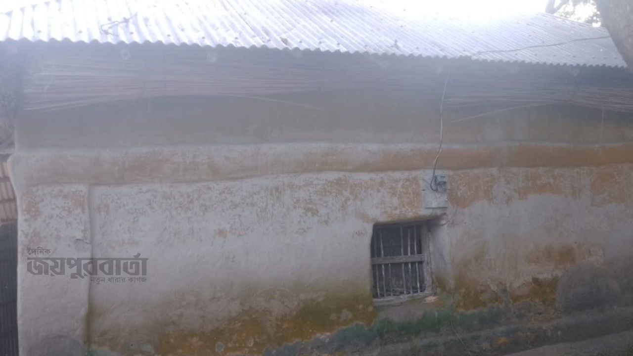 গ্রামাঞ্চল হতে হারিয়ে যাচ্ছে মাটির বাড়ি