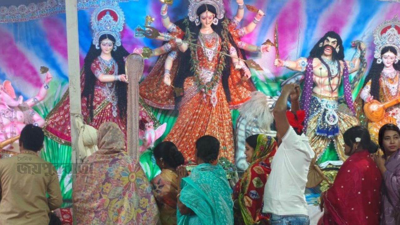 আশুলিয়ার দক্ষিণ বাইপাইলে দুর্গোৎসব, চলছে পূজা-অর্চনা 