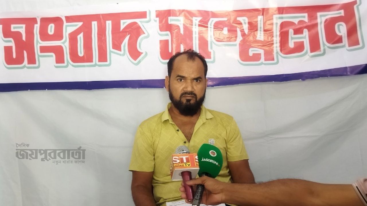 ধামইরহাটে খাদ্যবান্ধব ডিলার রওশন রেজা বাবুর সংবাদ সম্মেলন