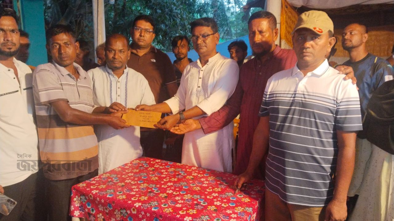 তেরখাদার পূজামণ্ডপ পরিদর্শন ও মতবিনিময় করেন বিএনপি নেতা