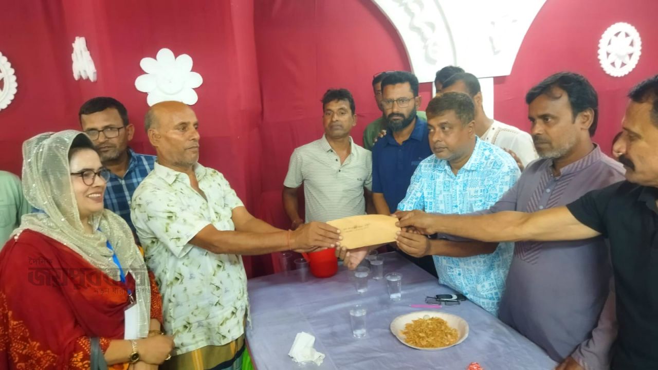 ধামইরহাটে চেয়ারম্যান প্রার্থী ও মেয়র প্রার্থীর মন্দির পরিদর্শন