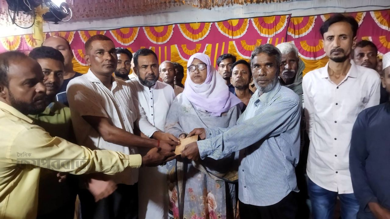 ধামইরহাটে পূজামণ্ডপে মেয়র পদপ্রার্থীর আর্থিক অনুদান