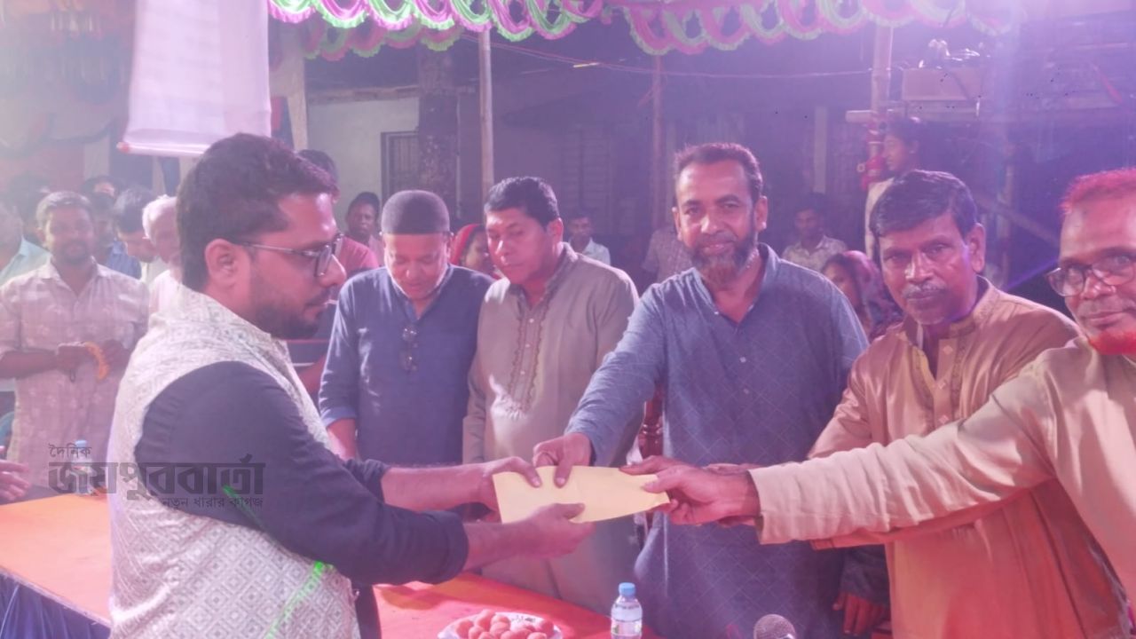 বেলাবোতে বিএনপির সভাপতির পূজা মণ্ডপ পরিদর্শন 