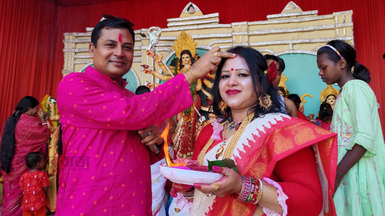 দিনাজপুরে সিঁদুর খেলার মধ্য দিয়ে দেবী দুর্গাকে বিদায়