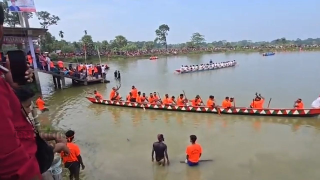 দশমিনায় ঐতিহ্যবাহী নৌকাবাইচ অনুষ্ঠিত