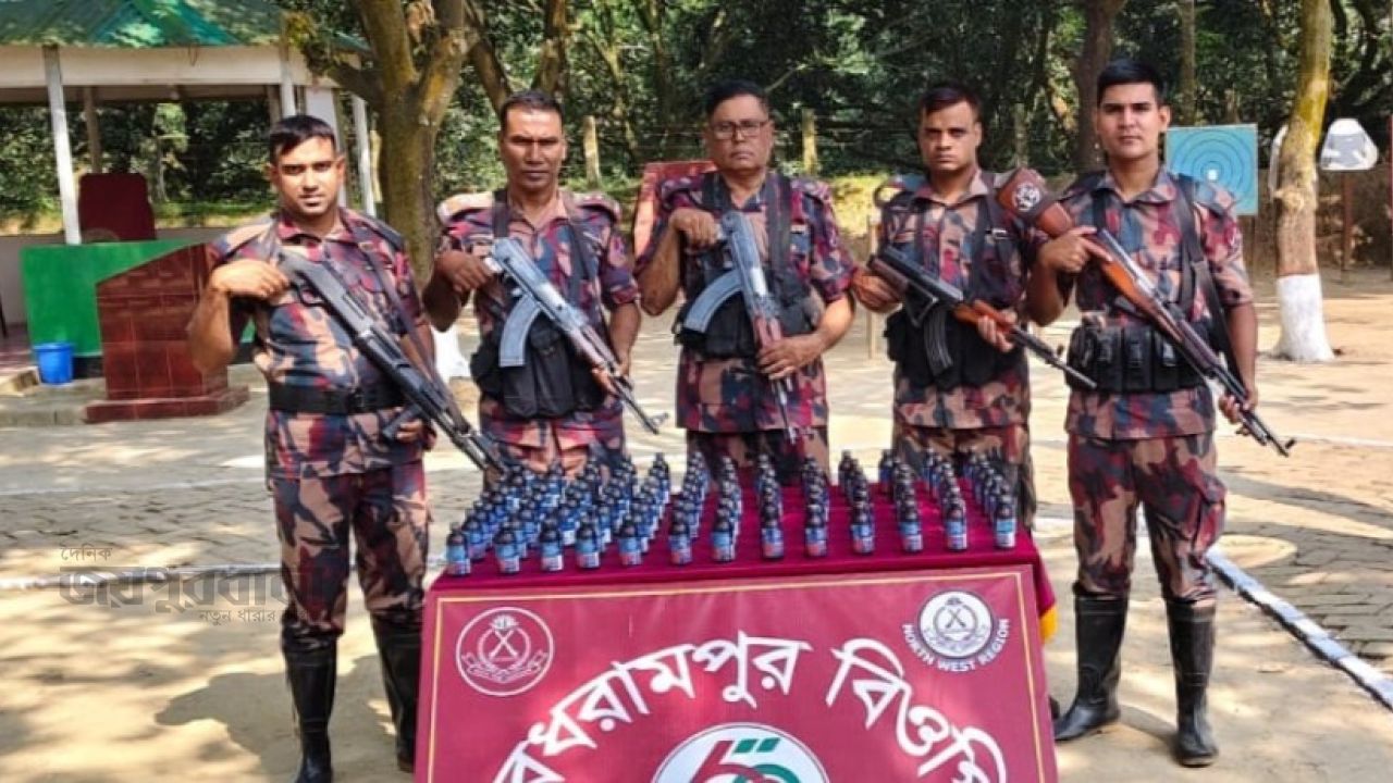 ভোলাহাট সীমান্তে ৫৯ বিজিবি’র অভিযানে ৯০ বোতল ফেন্সিডিল জব্দ